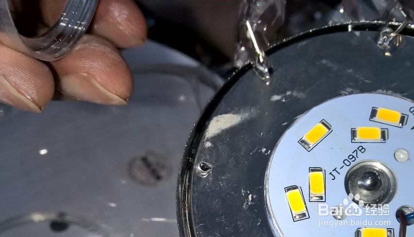怎样更换餐桌吊灯的整流器和LED灯板