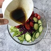 如何制作美味的碧根果蔬菜沙拉
