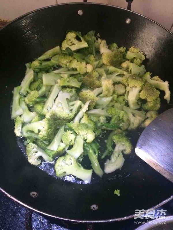 西兰花炒肉的做法