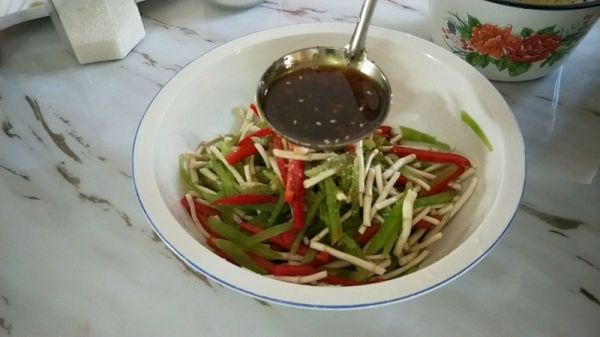 青笋丝拌折耳根