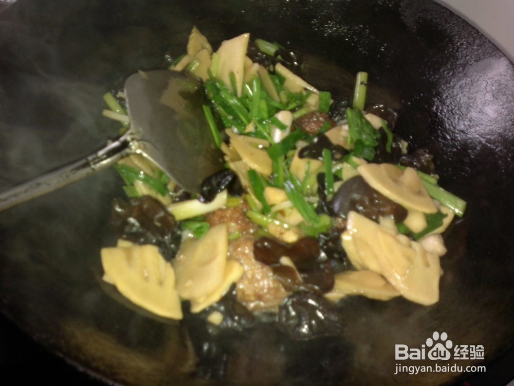 开春应季菜竹笋木耳炒蒜苗的做法