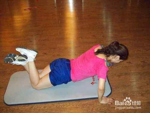 健身教程：三个健身动作 告别“平胸女”