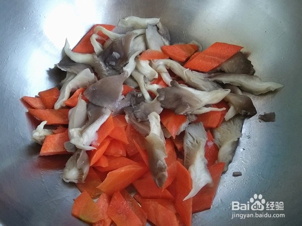 如何制作平菇炒胡萝卜