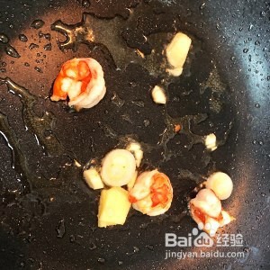 少油版西芹炒虾球的做法