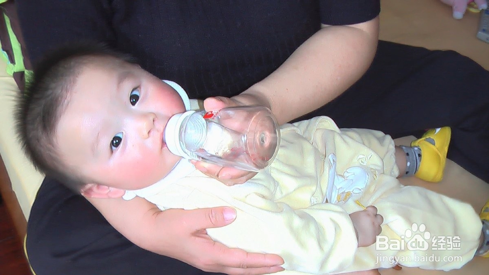 如何让宝宝告别奶瓶，爱上喝水杯呢？