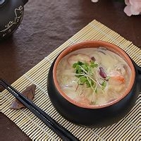 烹饪鲜虾奶油乌冬面的步骤