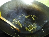 酸菜蚕豆泥的制作法