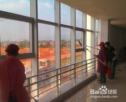 保洁公司擦玻璃的方法