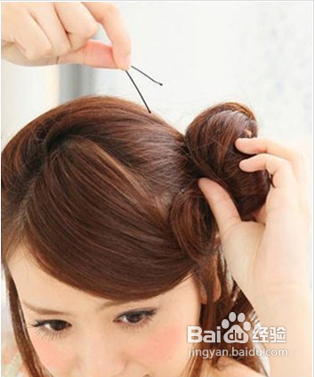 日系蓬松花苞头的扎法图解