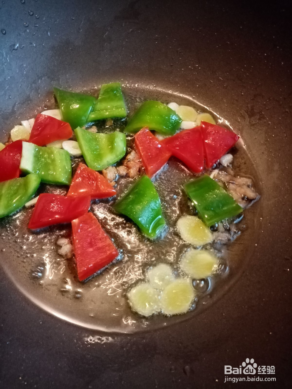 青红甜椒爆炒肥肠