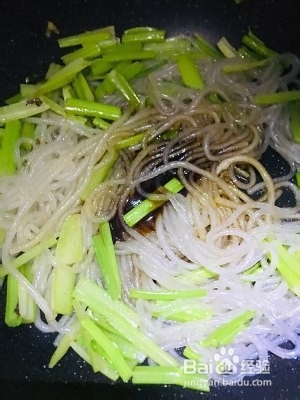 芹菜炒粉怎样做才更好吃