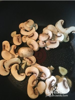 健康低脂家常菜—西兰花炒口蘑