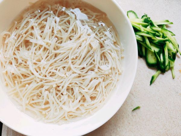 减脂捞汁金针菇