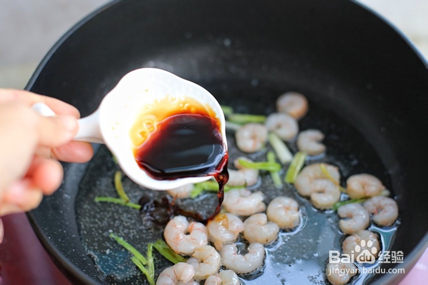 怎么做葱油虾仁炒面