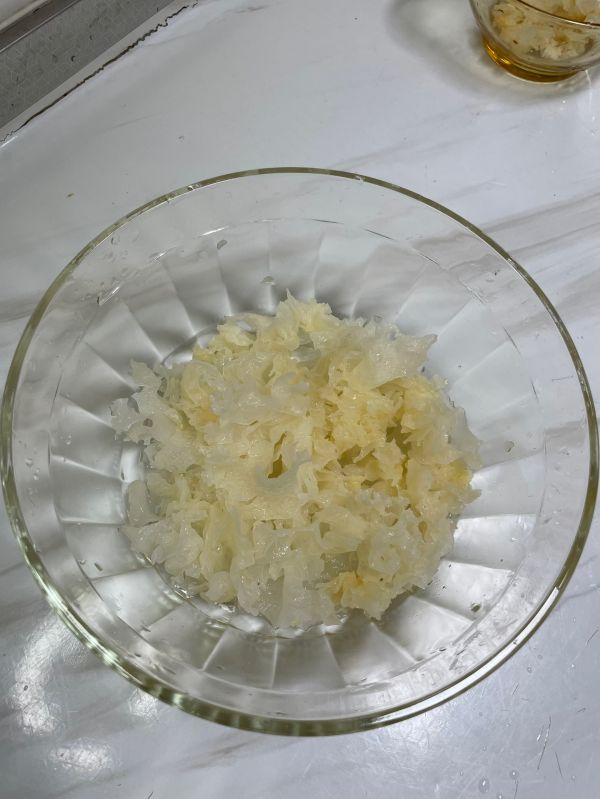 银耳莲子枸杞红枣百合汤