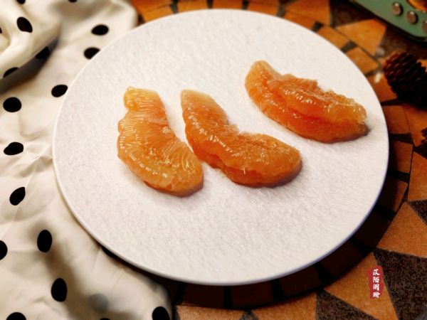 爱TA就剥柚子给TA吃