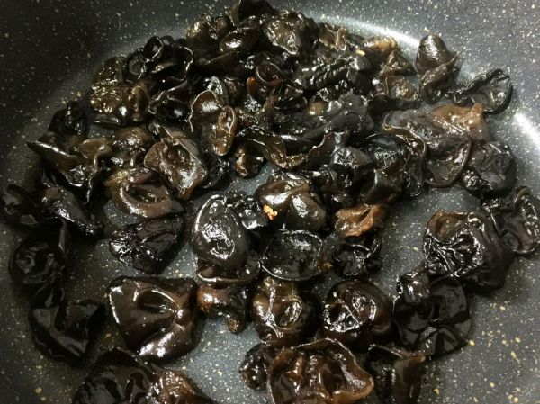 火腿肠黑木耳炒蛋