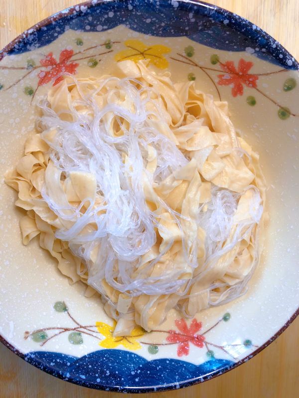 酸辣爽口豆皮粉丝凉拌菜