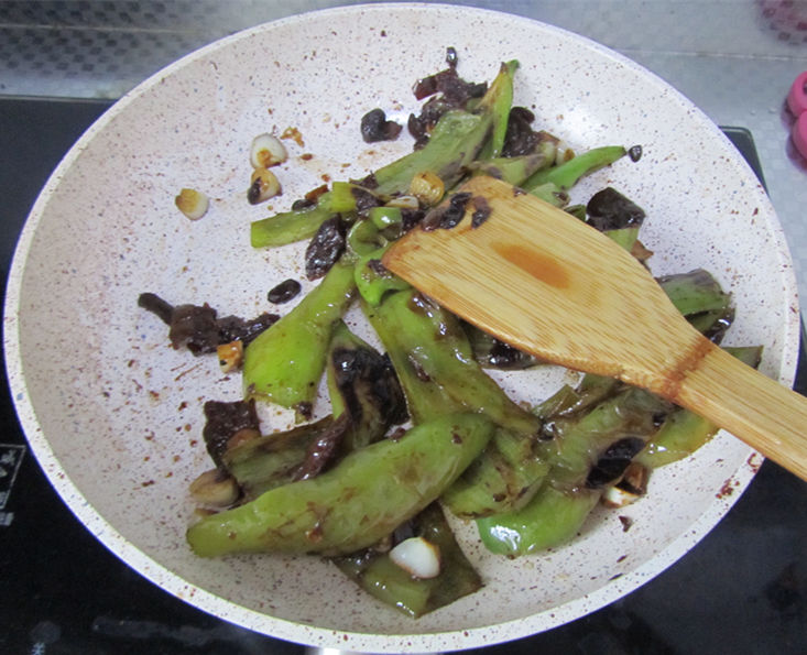 虎皮尖椒的做法，辣出新滋味！