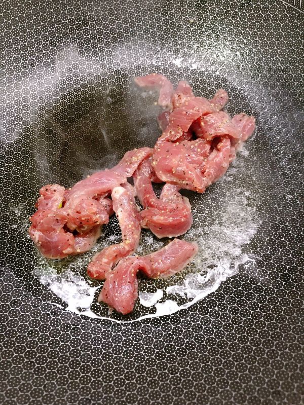 杂蔬牛肉炒意面