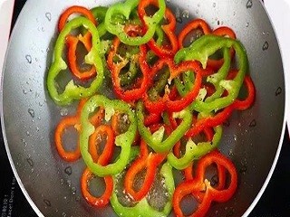 鸡肉双拼披萨怎么做