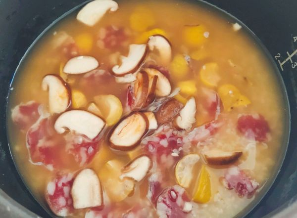 板栗香肠香菇豌豆焖饭