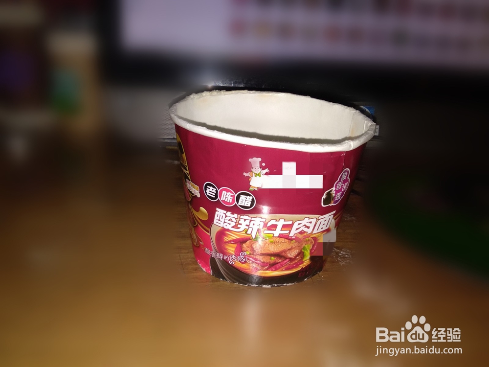 方便面桶和酸奶瓶巧做小台灯