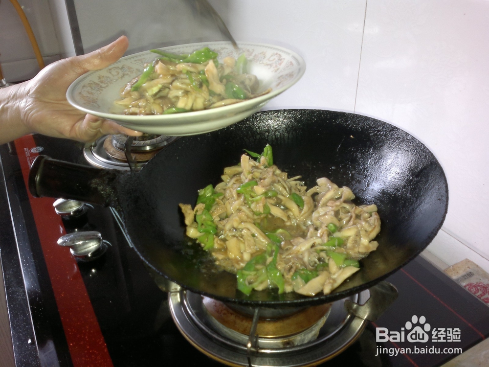 制作简单的下饭菜青椒平菇炒肉的做法