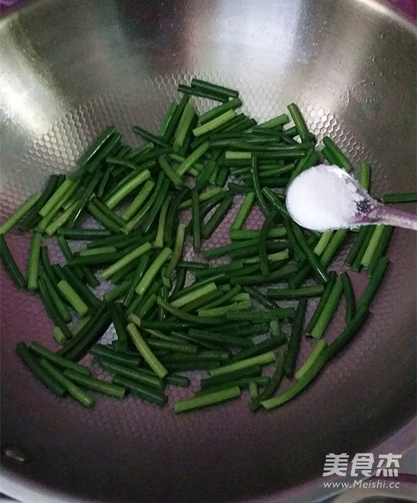 蒜苗炒猪血丸子