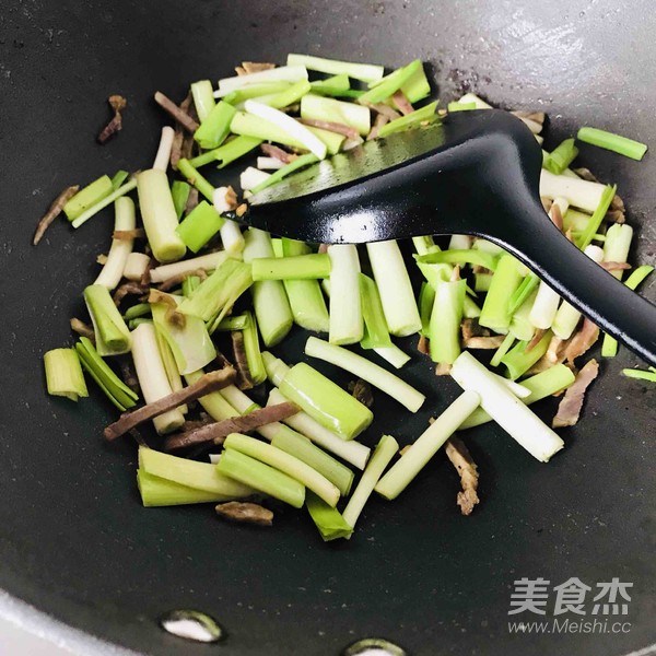 大蒜炒咸肉的做法