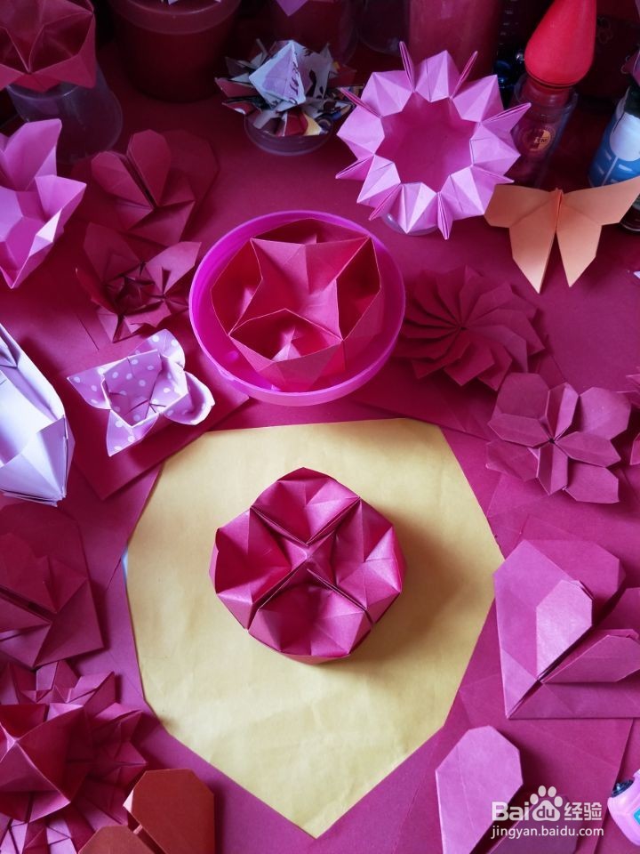 工艺美术馆：圆形多格彩盒。