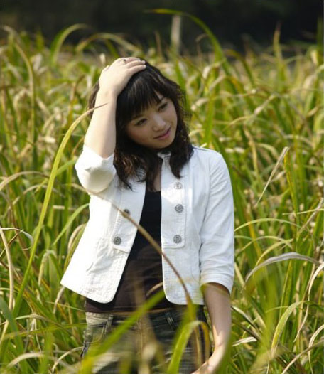 PS调出外景人物照片流行的淡雅色调