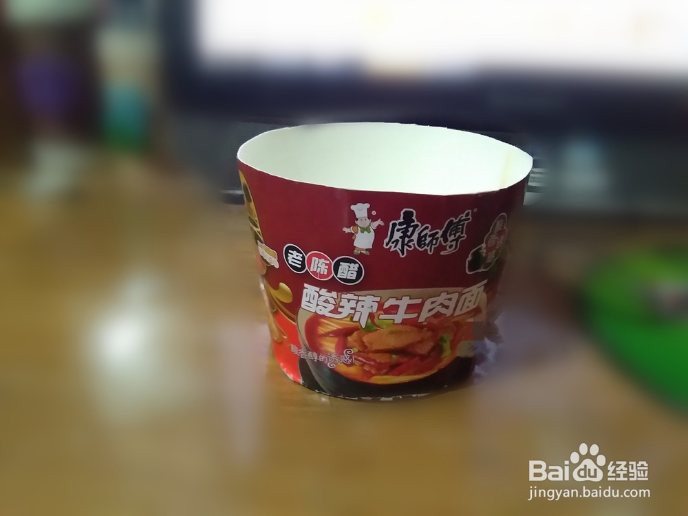 方便面桶和酸奶瓶巧做小台灯
