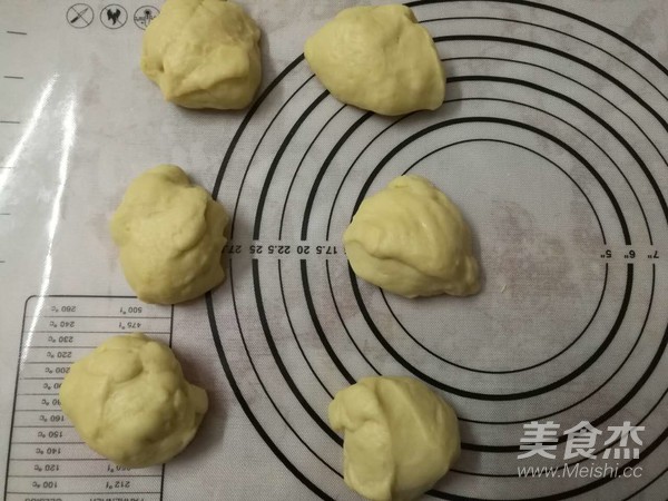 毛毛虫豆沙面包