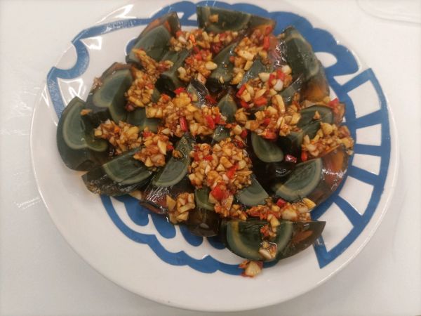 凉拌香辣蒜香松花皮蛋