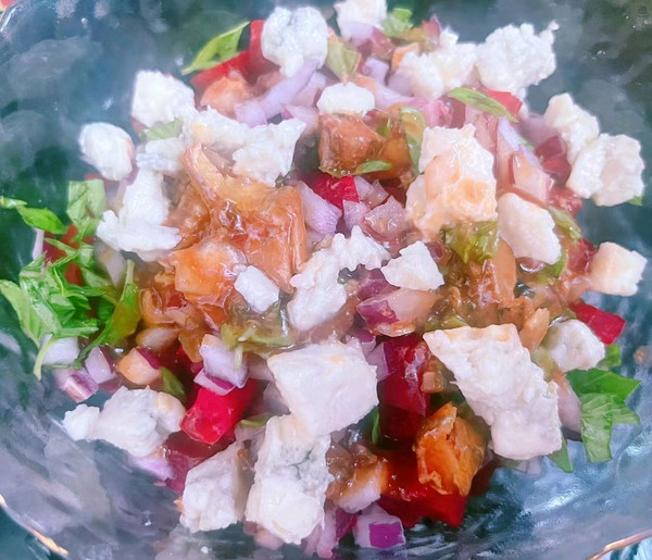 番茄鲭鱼甜菜头蓝纹奶酪沙拉