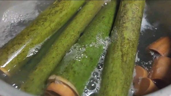 五步完成竹筒粽乌米粽