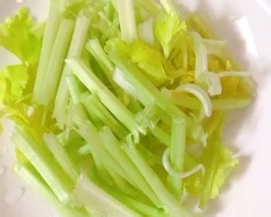 食补养生芹菜墨鱼的做法