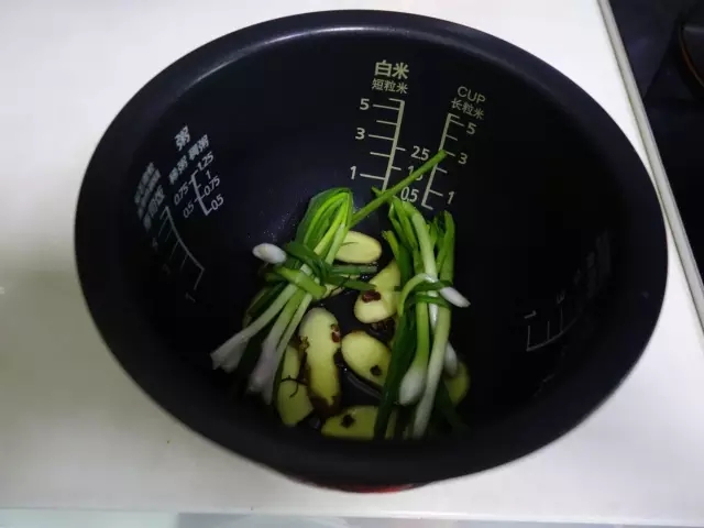 学会了电饭煲盐焗鸡的做法，你就抓住了男人的胃！