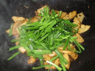 韭菜炒面筋的做法