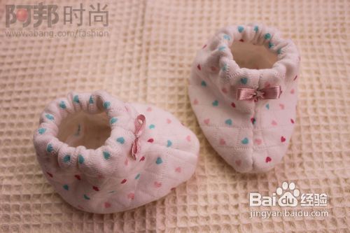 <b>新生儿礼物之婴儿保暖脚套做法</b>