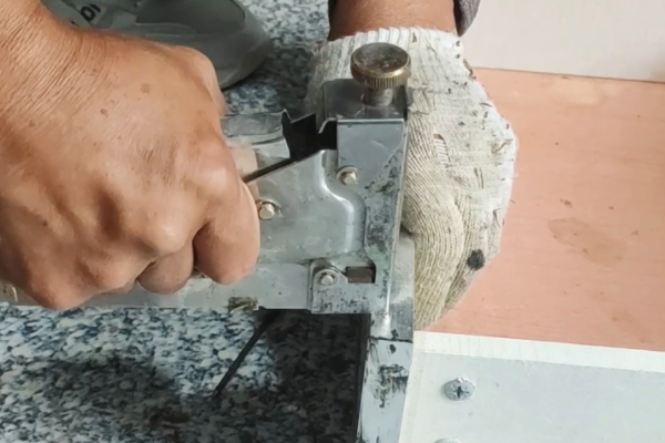 电视柜门坏了怎么样修复