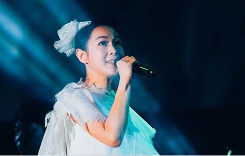 在听一时曲中人的前一句是怎么说的