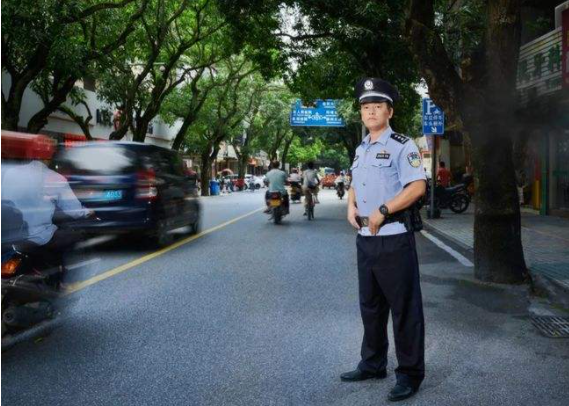 停车在路上倒车镜被人为弄坏可以报警吗
