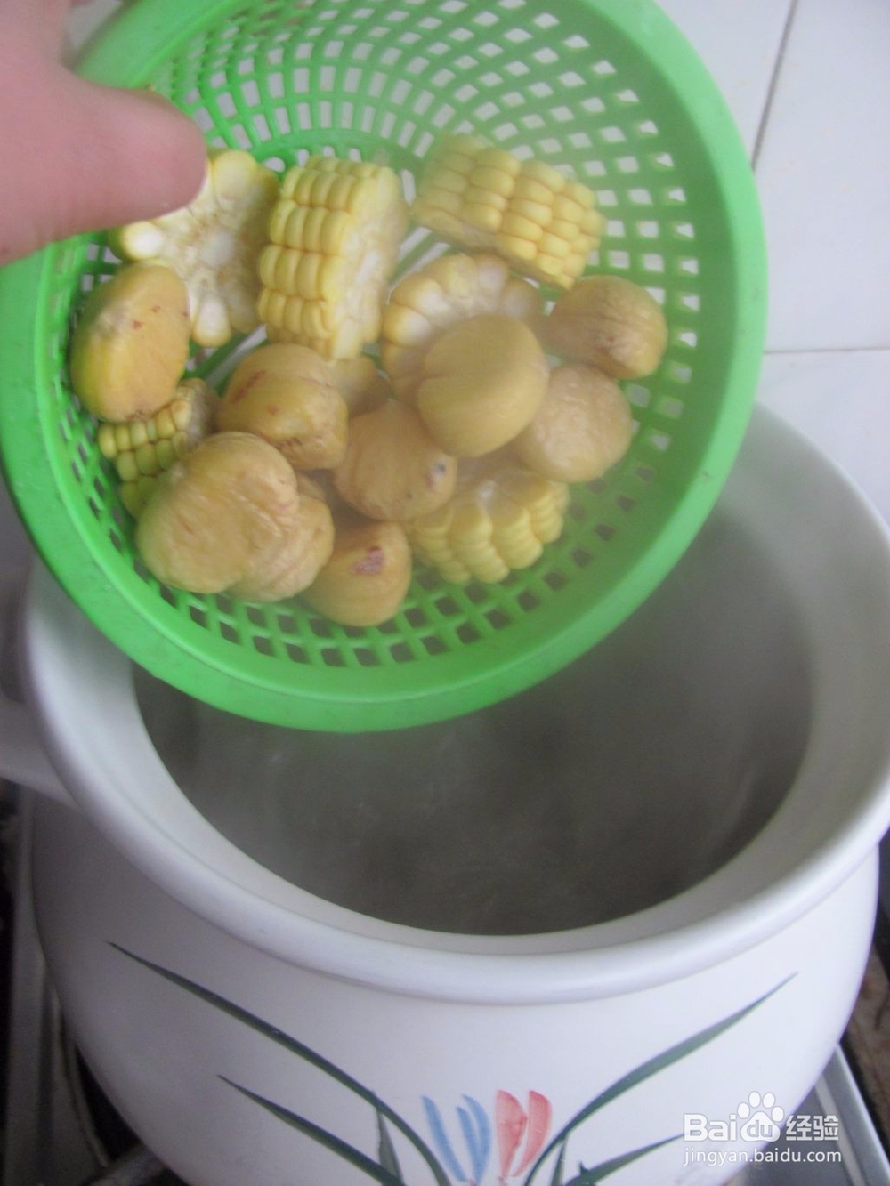 玉米板栗排骨汤的做法