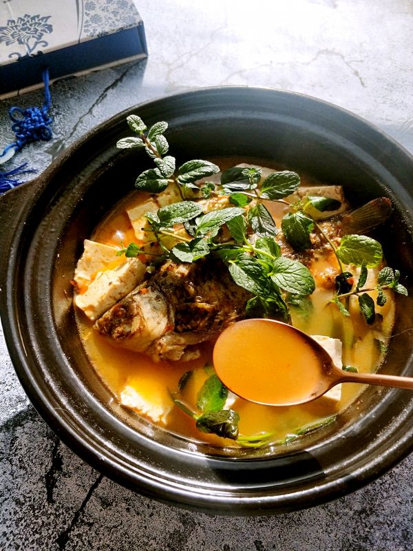 鲫鱼豆腐辣酱汤