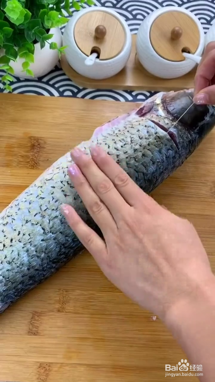 如何制作美味的电饭煲草鱼?