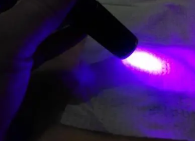 用紫光灯照物体有蓝色就代表有荧光剂吗