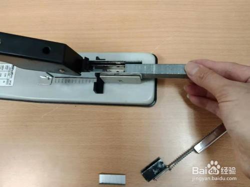 大订书机怎么装钉子