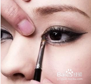 眼线新画法 能让眼睛放大2倍